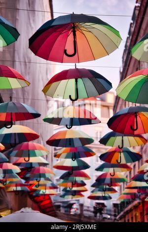 Ein kleiner Winkel von bunten Regenschirmen auf der Straße in Lissabon, Portugal Stockfoto