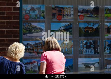 Roggen, East Sussex, Großbritannien. August 2023. Wetter in Großbritannien: Besucher der antiken Stadt Rye laufen entlang der Hauptstraße bei herrlichem Sonnenschein am Vormittag. Zwei Damen sehen sich das Fenster in Rye City an. Foto: PAL News/Alamy Live News Stockfoto