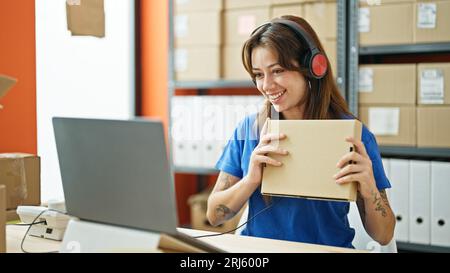 Eine junge, wunderschöne hispanische Frau, eine E-Commerce-Agentin, die im Büro ein Videogespräch führt Stockfoto