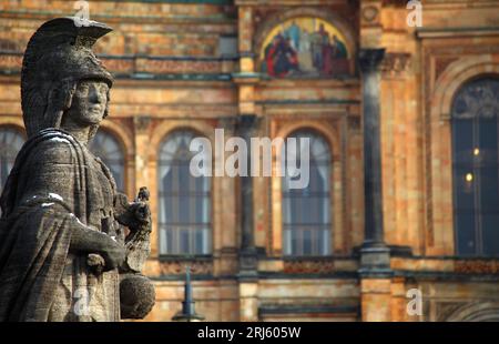 Die Statue von Athena auf der Maximilianbrücke in München. Stockfoto