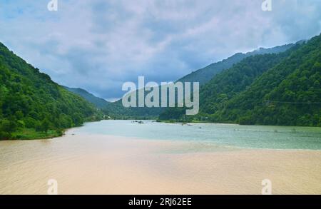 Zusammenfluss der Flüsse Chorokh und Adjaristsqali, umgeben von Bergen mit grünen tropischen Wäldern Stockfoto