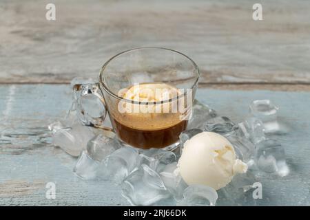 Affogato-Kaffee mit Vanilleeis in einem Glasbecher auf einem Holztisch Stockfoto
