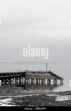 Eine wunderschöne Winterszene eines Pier am ruhigen See Mjosa in Norwegen Stockfoto