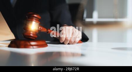 Fotografie eines Richters hält Richter mit Rechtsanwälten in der Kanzlei im Hintergrund. Rechtsbegriffe Stockfoto