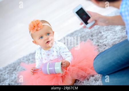 Mama macht ein Foto von ihrem Baby Stockfoto