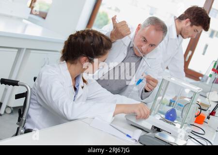 Junge Studentin auf Rollstuhl-Meeting-Supervisorin Stockfoto