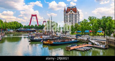 Panoramablick auf die Stadt Rotterdam mit dem alten Hafen. Stockfoto