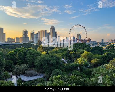 Ein malerischer Blick auf die Skyline von Singapur mit modernen Gebäuden mit blauem Himmel und Wolken im Hintergrund Stockfoto