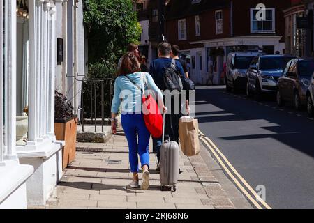 Roggen, East Sussex, Großbritannien. August 2023. Wetter in Großbritannien: Besucher der antiken Stadt Rye laufen entlang der Hauptstraße bei herrlichem Sonnenschein am Vormittag. Foto: PAL News/Alamy Live News Stockfoto