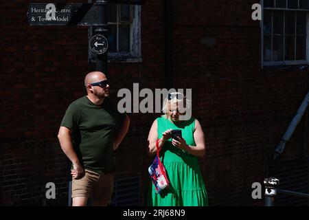 Roggen, East Sussex, Großbritannien. August 2023. Wetter in Großbritannien: Besucher der antiken Stadt Rye laufen entlang der Hauptstraße bei herrlichem Sonnenschein am Vormittag. Foto: PAL News/Alamy Live News Stockfoto