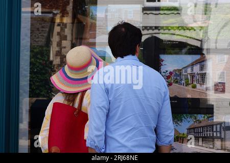 Roggen, East Sussex, Großbritannien. August 2023. Wetter in Großbritannien: Besucher der antiken Stadt Rye laufen entlang der Hauptstraße bei herrlichem Sonnenschein am Vormittag. Foto: PAL News/Alamy Live News Stockfoto