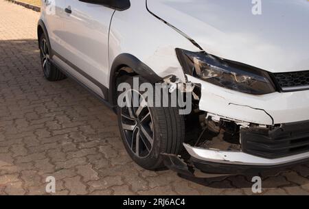 Rechtes Vorderteil eines Kompaktwagens, der bei einem Unfall beschädigt wurde Stockfoto