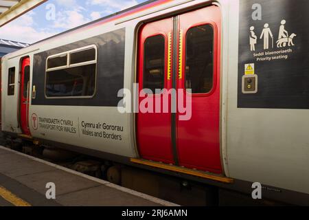 Shrewsbury, Shropshire, England, UK - Heart of Wales Line Zug am Bahnsteig des Bahnhofs Shrewsbury, ein zweiteiliger Dieselmotor der Klasse 150 mit Behindertenschild Stockfoto