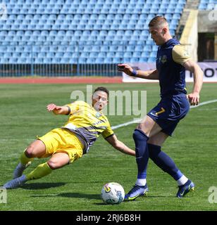 Uschhorod, Ukraine - 24. April 2023: Edson von Rukh Lwiw (L) kämpft mit Artem Dowbyk vom SC Dnipro-1 während ihres Spiels in der ukrainischen Premier League VBET im Avanhard-Stadion in Uschhorod um einen Ball Stockfoto