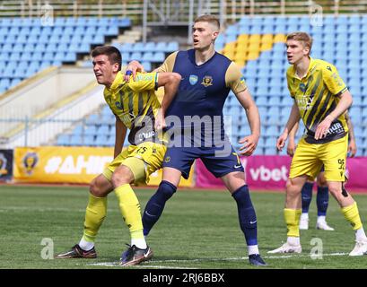 Uzhhorod, Ukraine - 24. April 2023: Artem Dovbyk vom SC Dnipro-1 (C) kämpft während des Spiels der ukrainischen Premier League um einen Ball mit Denys Pidhurskyi (L) und Denys Sliusar von Rukh Lviv Stockfoto