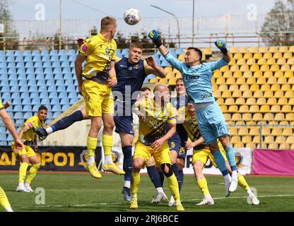 Uschhorod, Ukraine - 24. April 2023: Artem Dowbyk vom SC Dnipro-1 (dunkelblau) kämpft im Avanhard-Stadion um einen Ball mit Rukh Lwiw-Spielern und Torhüter während ihres Spiels in der ukrainischen Premier League VBET Stockfoto
