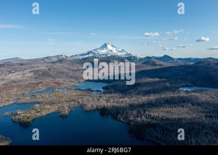 Ein landschaftlicher Blick auf einen ruhigen Gletschersee, umgeben von schneebedeckten Bergen im Hintergrund Stockfoto