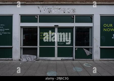 London, Großbritannien. August 2023. Britischer Wirtschaftsabschwung. Eine kürzlich geschlossene Zweigstelle von Waitrose steht im Osten von Croydon leer. Während die Bank of England und der Internationale Währungsfonds gesagt haben, dass Großbritannien nicht in eine Rezession Gerät, sind einige Experten nicht überzeugt. Jüngste Analysen von Bloomberg deuten darauf hin, dass eine jahrelange Rezession im Vereinigten Königreich im vierten Quartal 2023 beginnen wird, wenn die BoE den Basissatz bis November auf 5,75 % erhöht. Guy Corbishley/Alamy Live News Stockfoto
