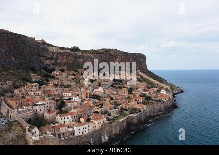 Eine Luftaufnahme von Häusern auf dem Hügel in der Altstadt von Monemvasia, Griechenland Stockfoto