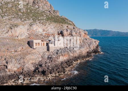 Eine Luftaufnahme von Häusern auf dem Hügel in der Altstadt von Monemvasia, Griechenland Stockfoto