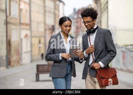 Freunde, die nach der Arbeit nach Hause gehen und etwas besprechen Stockfoto