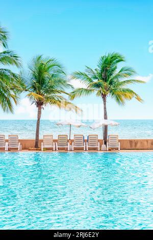 Swimmingpool am Strand in Thailand Stockfoto