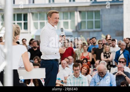 Berlin, Deutschland. August 2023. Am 20. August 2023 sprach der Bundesfinanzminister Christian Lindner (FDP) während der Ministerdiskussion zum Tag der offenen Tür der Bundesregierung mit den Teilnehmern. (Foto: Ralph Pache/PRESSCOV/SIPA USA) Credit: SIPA USA/Alamy Live News Stockfoto