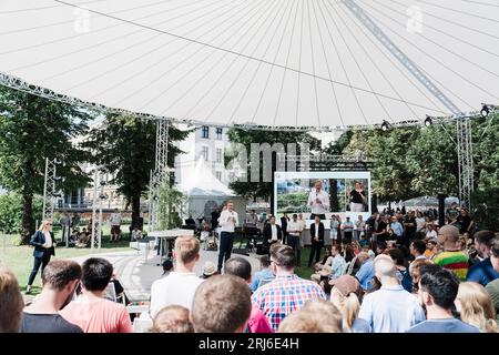 Berlin, Deutschland. August 2023. Am 20. August 2023 sprach der Bundesfinanzminister Christian Lindner (FDP) während der Ministerdiskussion zum Tag der offenen Tür der Bundesregierung mit den Teilnehmern. (Foto: Ralph Pache/PRESSCOV/SIPA USA) Credit: SIPA USA/Alamy Live News Stockfoto