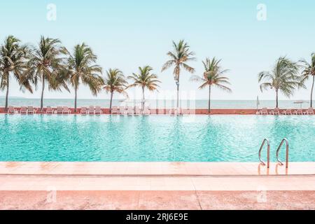 Swimmingpool am Strand in Thailand Stockfoto