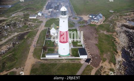 Ein Blick aus der Vogelperspektive auf den berühmten Portland Bill Lighthouse auf der Isle of Portland in Dorset, England Stockfoto