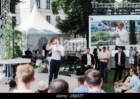 Berlin, Deutschland. August 2023. Am 20. August 2023 sprach der Bundesfinanzminister Christian Lindner (FDP) während der Ministerdiskussion zum Tag der offenen Tür der Bundesregierung mit den Teilnehmern. (Foto: Ralph Pache/PRESSCOV/SIPA USA) Credit: SIPA USA/Alamy Live News Stockfoto