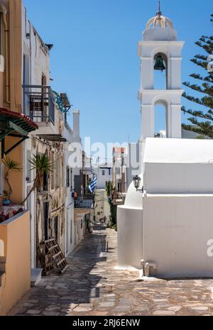 Eine Straße in der Stadt Tinos. Stockfoto