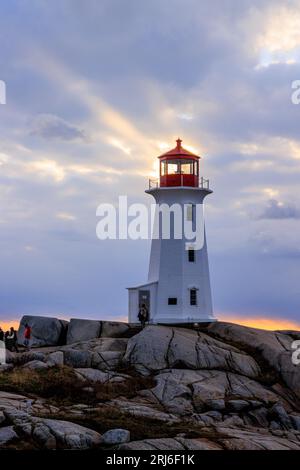 Ein malerischer Leuchtturm an der Küste bei Sonnenuntergang Stockfoto