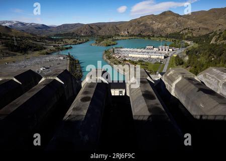 Das Wasserkraftwerk Benmore Dam ist von Neuseelands beeindruckender Landschaft umgeben. Stockfoto