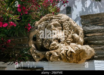 Der skulpturale Kopf von Dionysos, Gott des Weins, im Dorf Komi, Tinos. Stockfoto