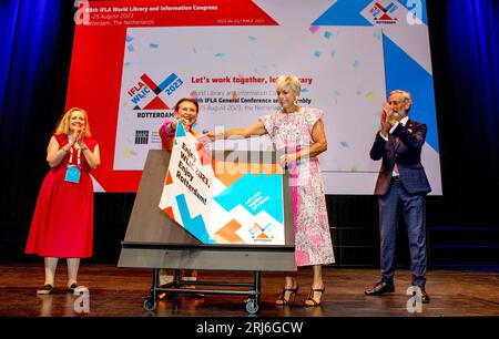 Rotterdam, Niederlande. August 2023. Prinzessin Laurentien von den Niederlanden in Ahoy in Rotterdam, am 21. August 2023, um den Internationalen Weltkongress für Bibliothek und Information (WLIC) zu eröffnen, der auf dem Thema „Lets work together“ basiert und Bibliotheks-, Bibliotheks- und Informationsfachleute aus 130 Ländern untersuchen lässt, wie Bibliotheken zu einer integrativen Gesellschaft beitragen können Credit: Albert Nieboer/Netherlands OUT/Point de Vue OUT/dpa/Alamy Live News Stockfoto