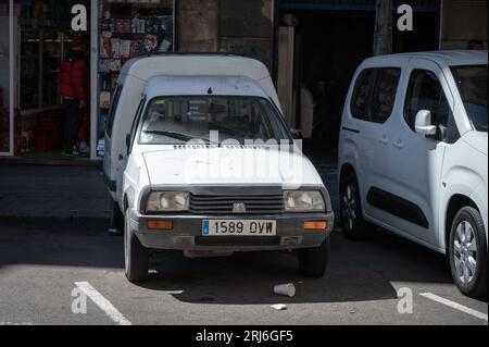 Der klassische und ikonische europäische Minibus, der unzerstörbare weiße Citroen C15, parkte auf der Straße Stockfoto