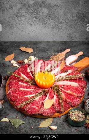 Rohes Fleisch Ribeye Steak entrecote. Rohes Ribeye auf dunklem Hintergrund. Metzgerprodukte Stockfoto