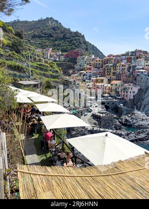 Das berühmte Nessun Dorma Restaurant mit Blick auf Manarola, Cinque Terra. Stockfoto