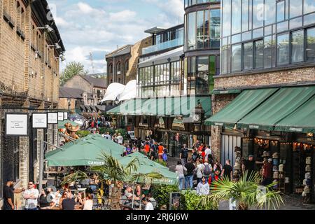 Camden Lock Market, Leute in Geschäften, Restaurants und Spaziergänge, Camden Town, London, England, Großbritannien Stockfoto