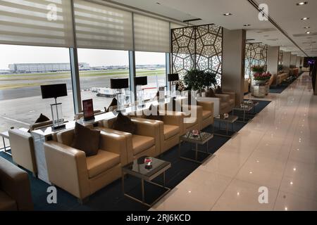 Großbritannien, England, Flughafen London Heathrow, Emirates Business Class Lounge, mit Blick auf die Start- und Landebahn Stockfoto