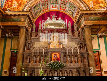 PARIS, FRANKREICH, 15. August 2023: Innenräume und Details der Kapelle Saint Vincent de Paul, in der Nähe der wundertätigen Medaillenkirche in Paris, Frankreich Stockfoto