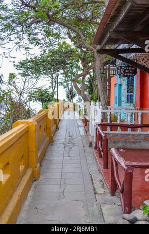 Touristengegend des Barranco-Viertels, in dem sich verschiedene Kneipen, Restaurants und traditionelle Häuser befinden Stockfoto