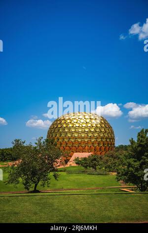 Das berühmte Matrimandir befindet sich in Auroville, Pondicherry, Indien Stockfoto