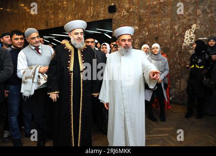 Scheich Jameel Haleem und Mufti Scheich Akhmed Tamim grüßen muslime während der Feier des islamischen Feiertags Mawlid (der Geburtstag des Propheten Muhammad). November Stockfoto