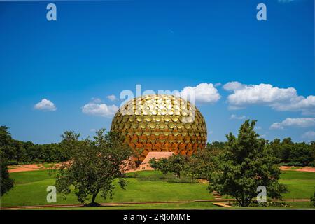 Das berühmte Matrimandir befindet sich in Auroville, Pondicherry, Indien Stockfoto