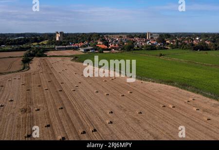 Drohnen-Aufnahme von Village of Orford mit seinem Schloss aus dem 12. Jahrhundert und Blick auf die Ostküste, Suffolk, England, Europa Stockfoto