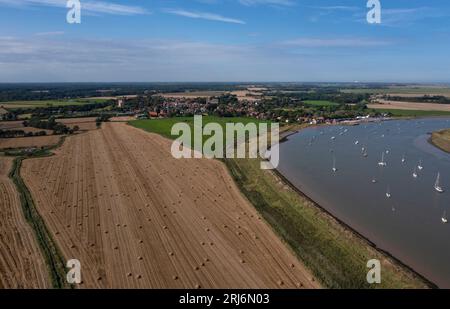 Blick entlang der Küste mit Quay in Orford und Fluss ALDE, Suffolk, England, Europa Stockfoto