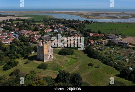 Drohnen-Aufnahme von Village of Orford mit seinem Schloss aus dem 12. Jahrhundert und Blick auf die Ostküste, Suffolk, England, Europa Stockfoto