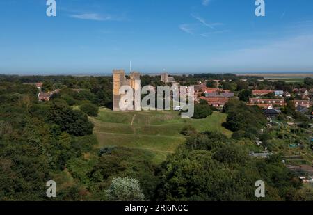 Drohnen-Aufnahme von Village of Orford mit seinem Schloss aus dem 12. Jahrhundert und Blick auf die Ostküste, Suffolk, England, Europa Stockfoto